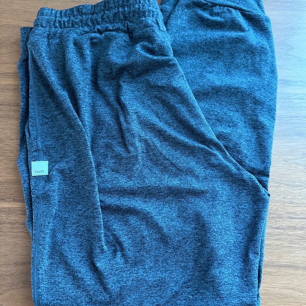 Like new Vuori Halo Performance joggers fits like M